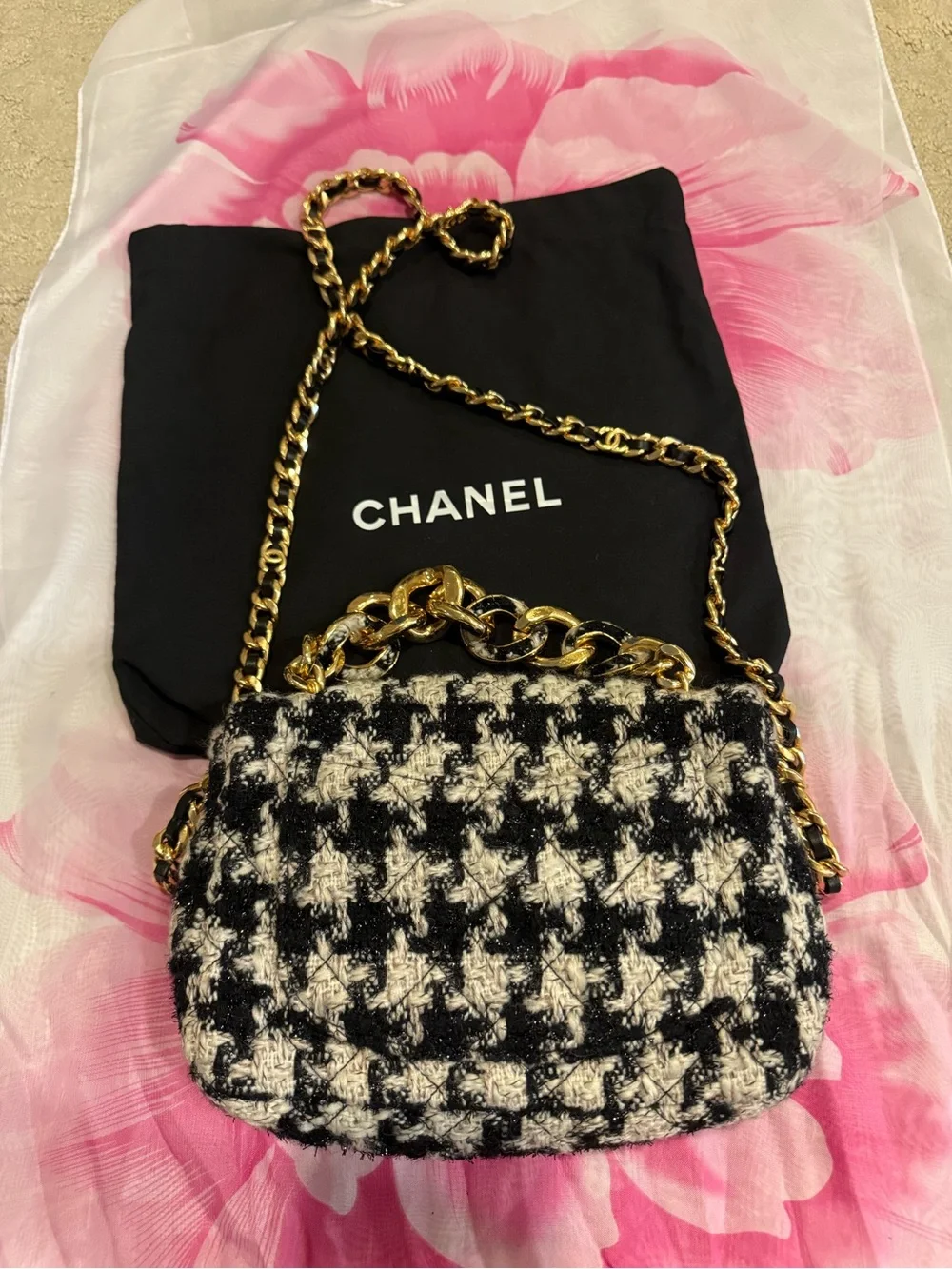 Black & White Houndstooth Tweed Chain Shoulder Bag